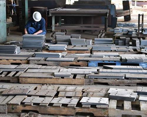 结构 components awaiting assembly in the 澳门足彩app钢 Shop