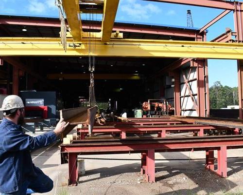 Overhead crane system handling I-beams at the 澳门足彩app钢 Shop