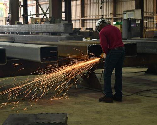 澳门足彩app钢 employee at work in the fabrication shop