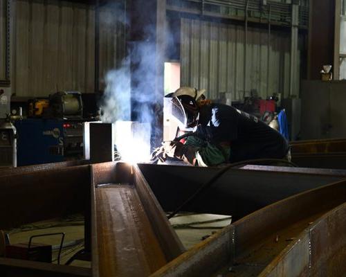 Welder at work in the 澳门足彩app钢 Shop